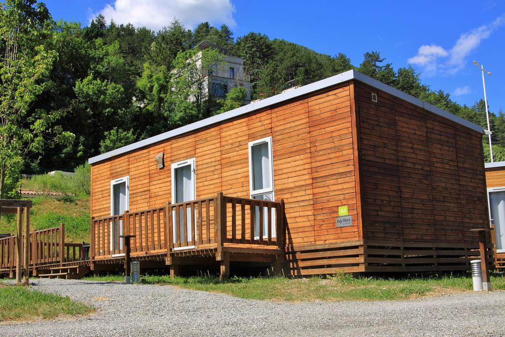 Отель Camping Lou Gourdan Пюже-Тенье Экстерьер фото